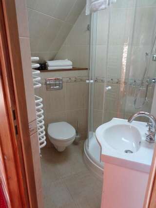 Отели типа «постель и завтрак» Villa Bialka Groń Трехместный номер с ванной комнатой-1