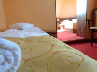 Отели типа «постель и завтрак» Villa Bialka Groń Трехместный номер с собственной ванной комнатой-1